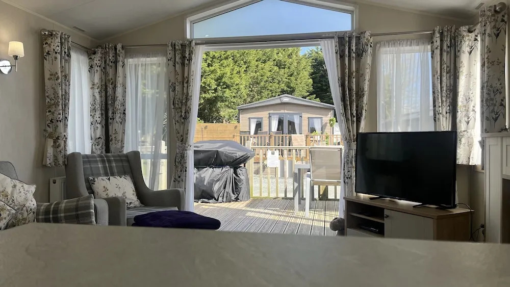 Dog Friendly Lodge With hot Tub, Quiet Location