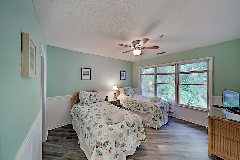 Ocean Breeze Villa, Pools & Tennis: Walk to Beach condo