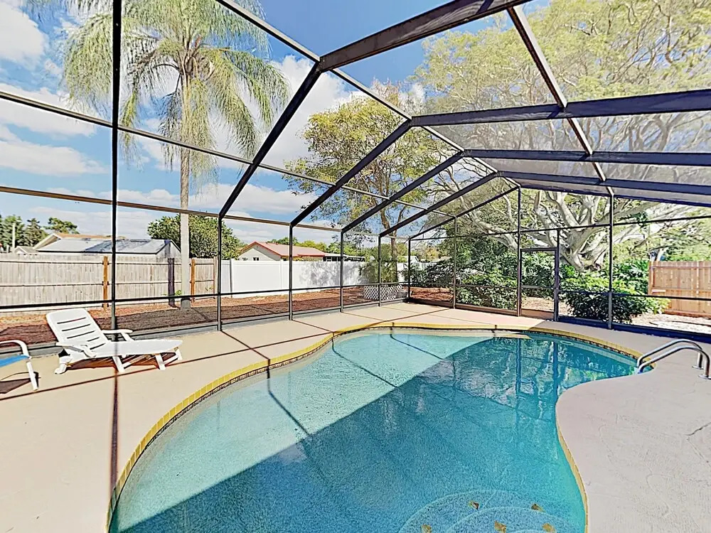 Entire Home-Bradenton 3/2 indoor pool near beaches