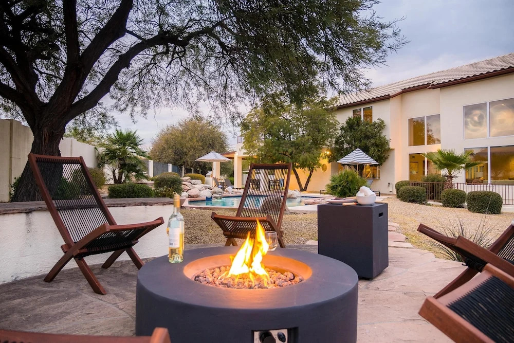 Sandstone by AvantStay Spacious Desert Oasis w Pool BBall Crt Movie Room