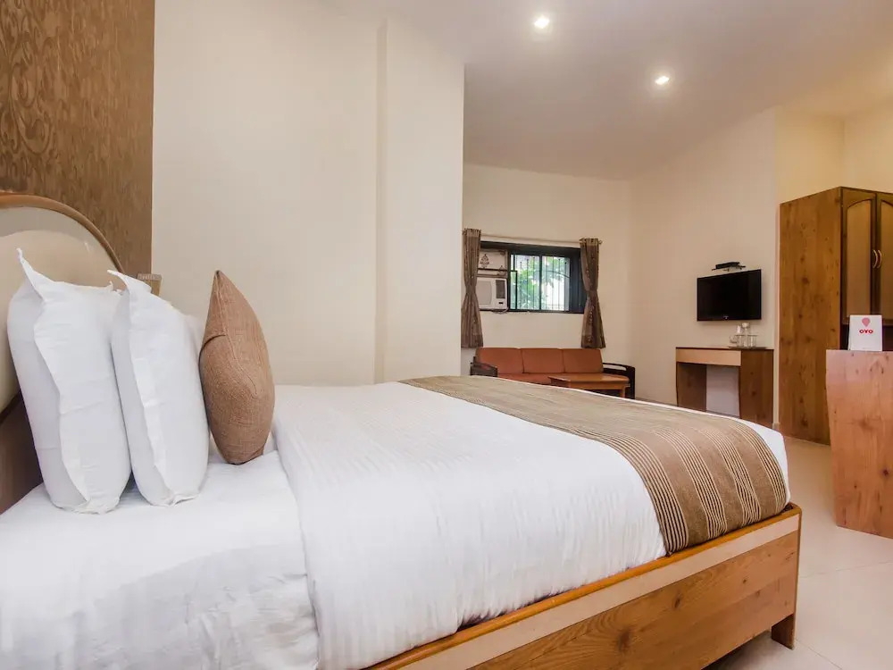 OYO 13105 Hotel Blue Diamond