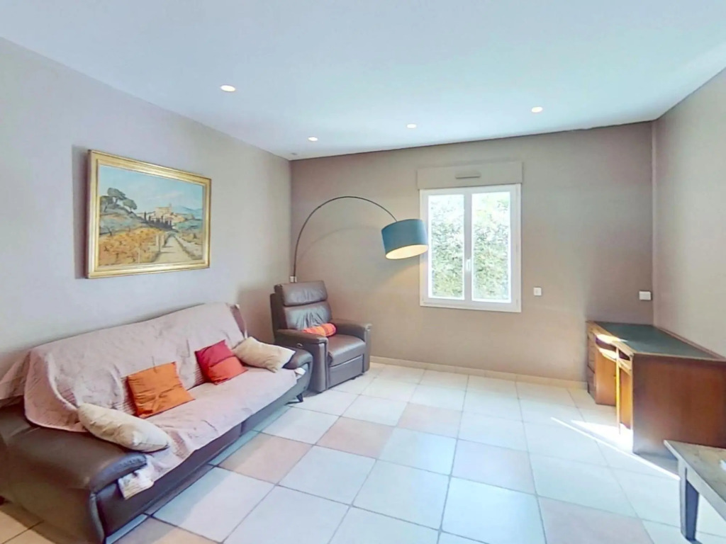 Villa in L'isle-sur-la-sorgue With Pool