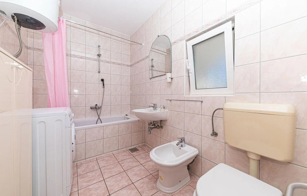 Beautiful Apartment in Okrug Donji With 4 Bedrooms, Wifi and Outdoor Swimming Pool