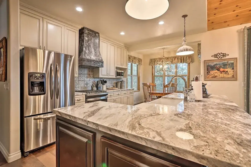 Near Bear Mountain & Big Bear Lake: Gem w/ Hot Tub