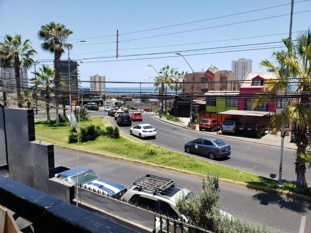 Un lugar encantador con una pequeña terraza