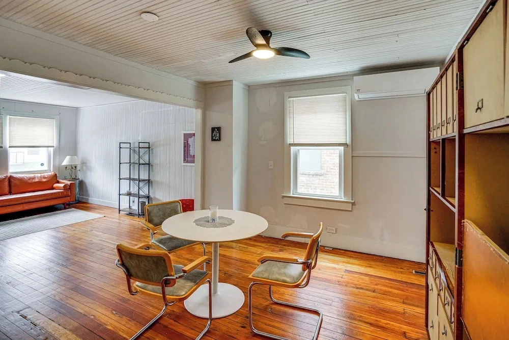 Walk to Everything! Dtwn Hudson Apartment