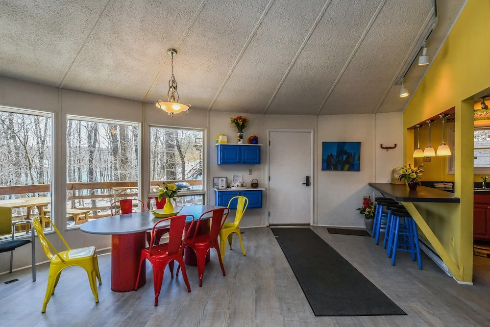 Retro Lake Landing 3 Bedroom House