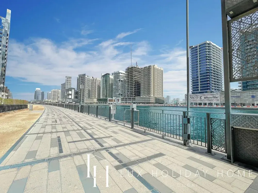 LUX  Pad Executive Suite Canal View 5