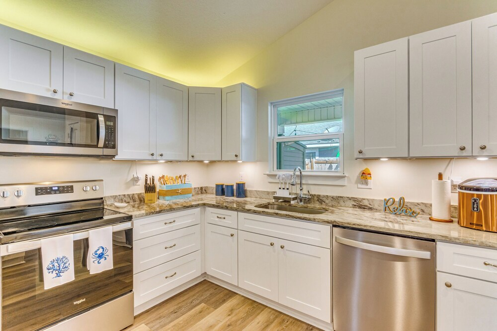 < 2 Mi to Navarre Beach: Group Home w/ Deck + Bar
