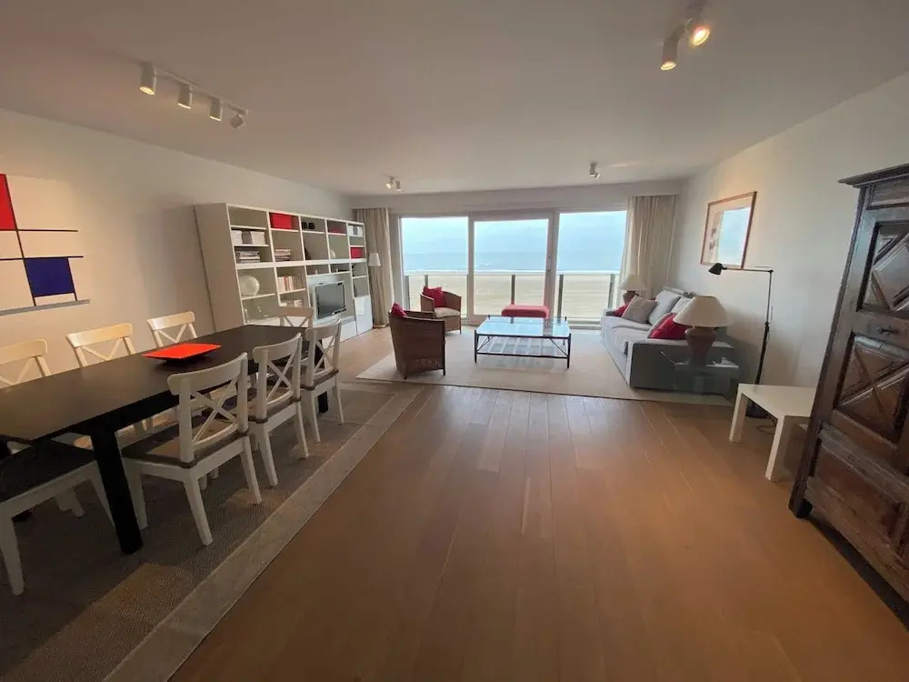 Seafront Palm Beach Stay