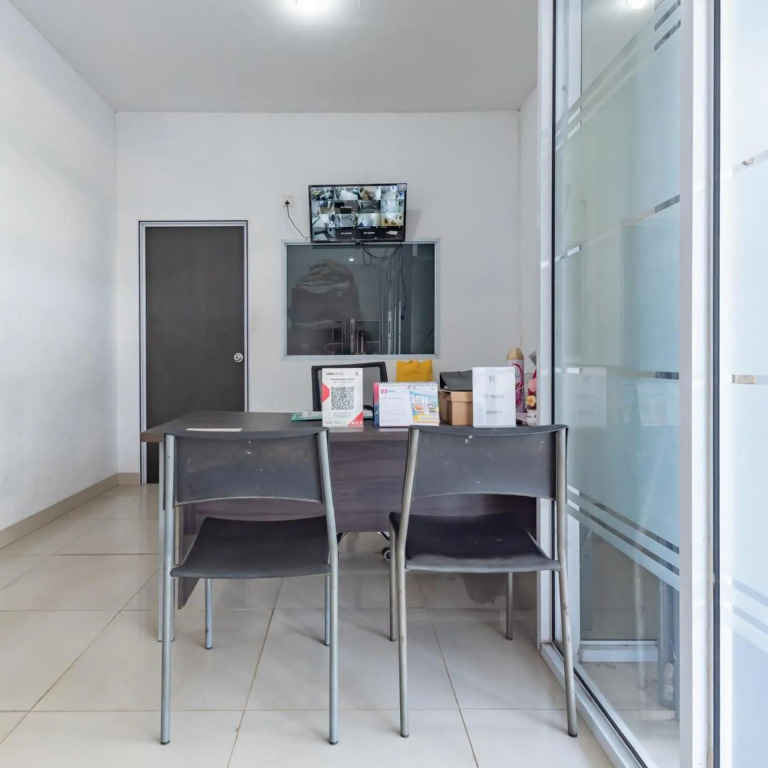 RedDoorz Plus near Kepri Mall