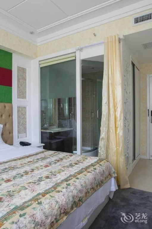 Roman Holiday Hotel (Wuhan Xibei Lake)