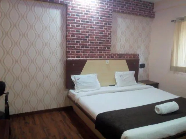 Hotel Crystal Court