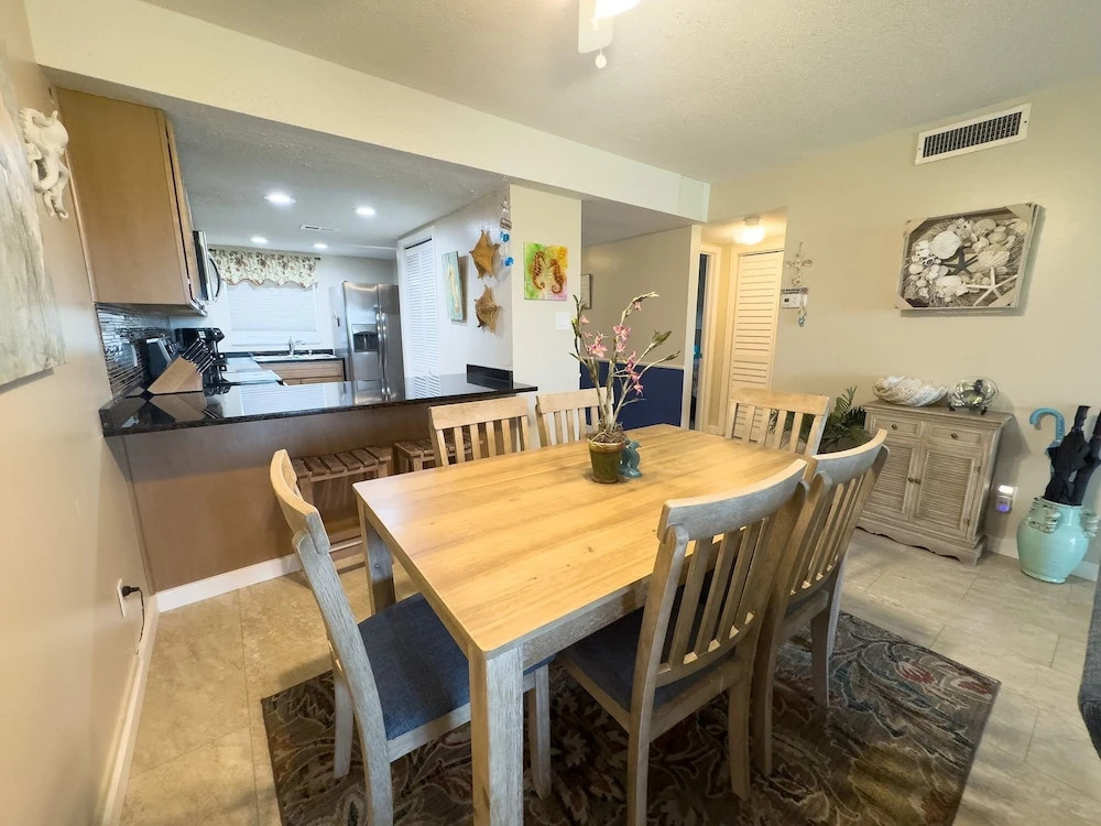 113 El Matador 1 Bedroom Condo by RedAwning