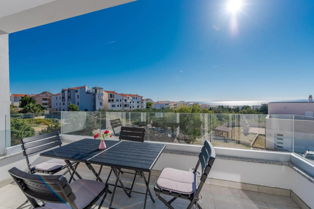 Dario 1. modern & luxury ap. with a pool