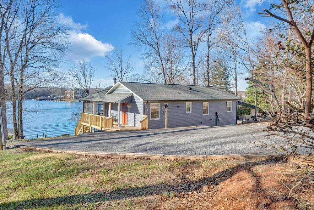 Lake Breeze - Private Dock and Hot tub