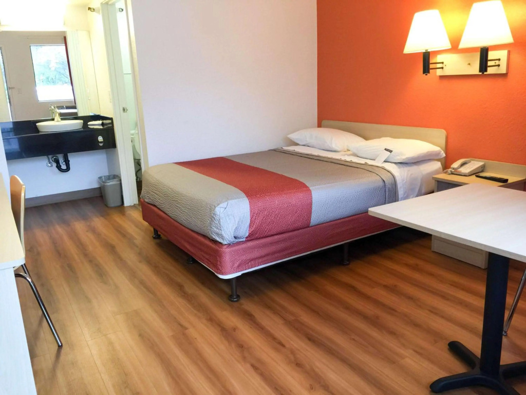 Motel 6-Roseville, MN - Minneapolis North