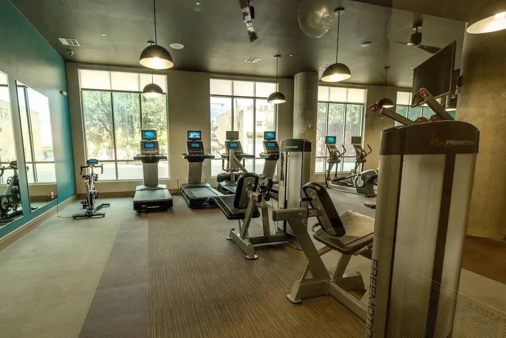 Amazing 1 Bed Apartment with fast wifi,parking gym and pool!
