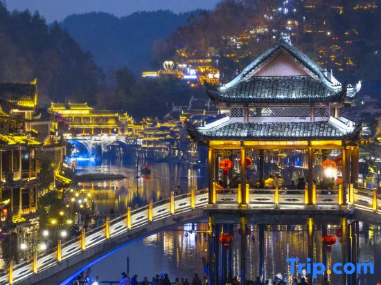 Rivview  Cloud Homestay Fenghuang（180-degree view of the first-line river view）