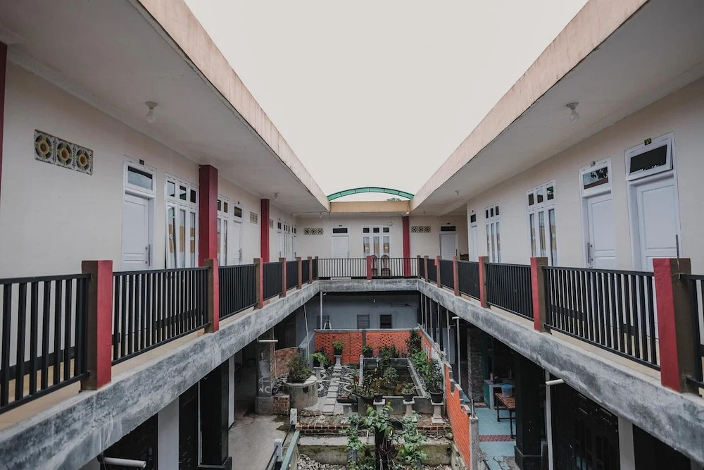 RedDoorz Syariah near Kebun Raya Liwa