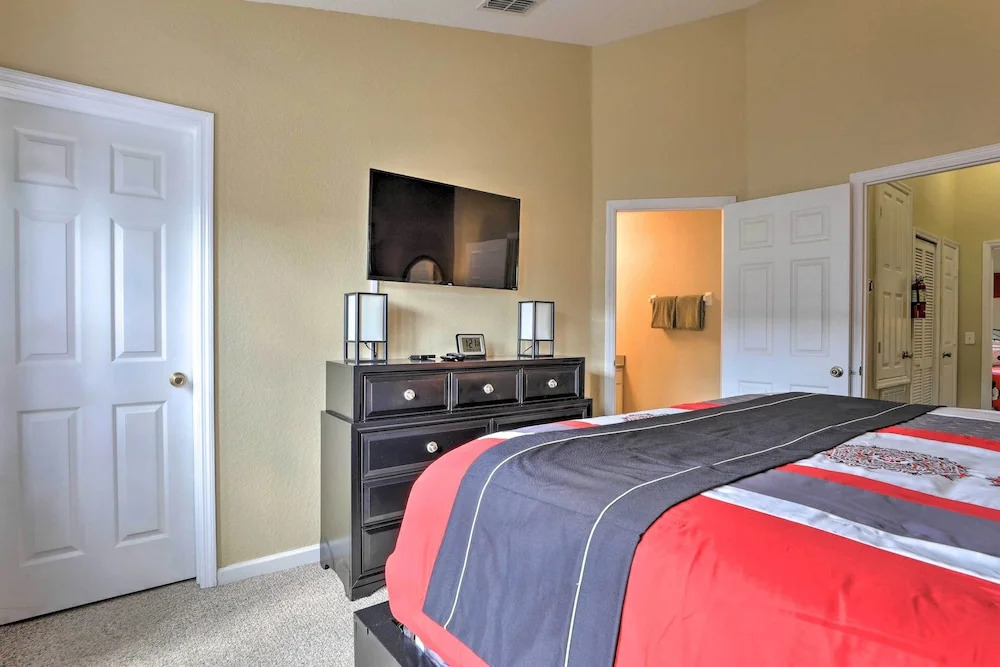 Resort Townhome w/ Splash Pool ~ 7 Mi to Disney!