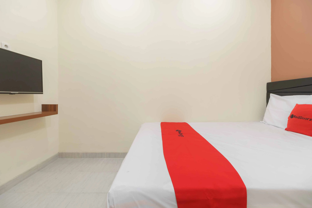 RedDoorz Syariah near Summarecon Mall Serpong 2