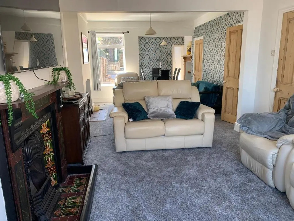 House - Sleeps up to 8 People & Free Parking