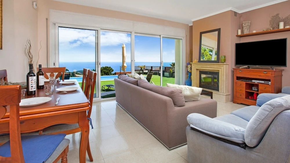 House - 3 Bedrooms with Pool and WiFi - 107973
