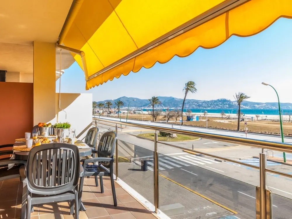 Apartment with sea view and located directly on the promenade of Empuriabrava