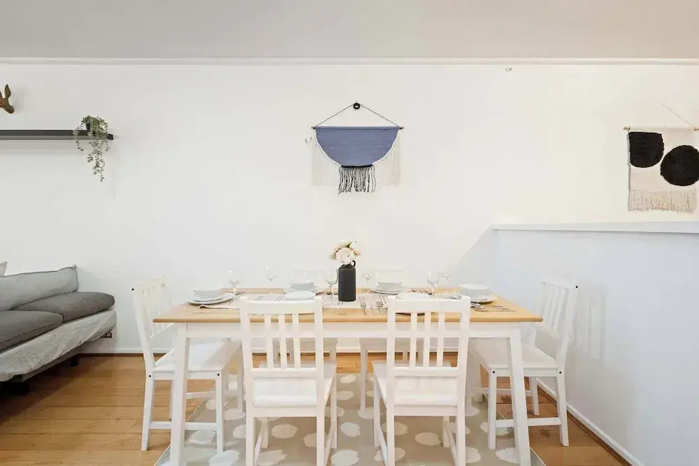 A Stylish Apt for 6 Right Next to Darling Harbour