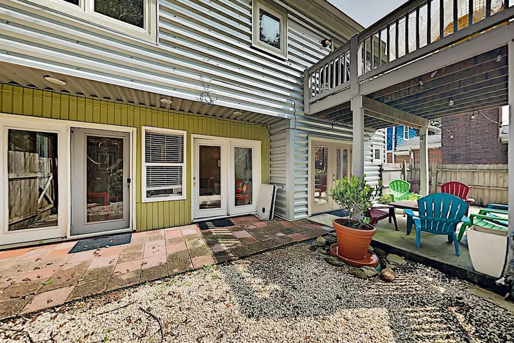 The Lime House W/ 2 Kitchens & Large Fenced Yard 4 Bedroom Home