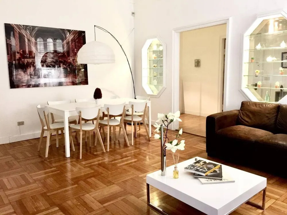 Exclusive 4 Bedrooms Apartment in Milan Center