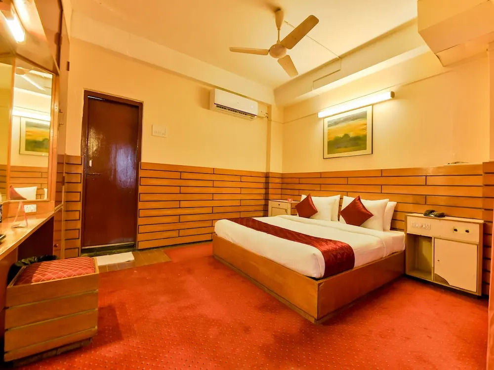 OYO 15247 New Woodlands Hotel
