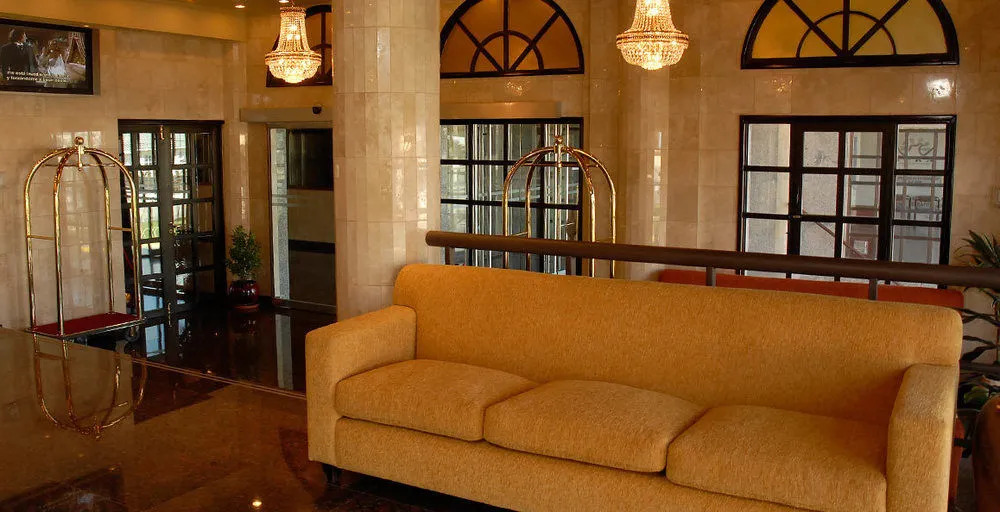 Status Hotel