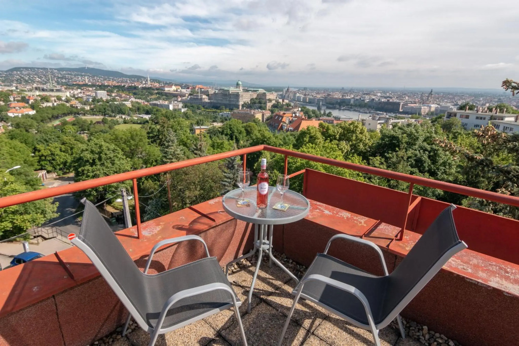 Apartment on Gellért Hill Budapest Downtown with free garage & Castle View