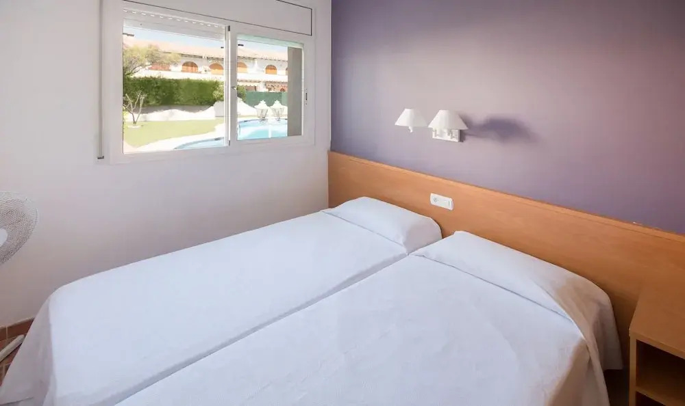 R142 Manila Resort central
