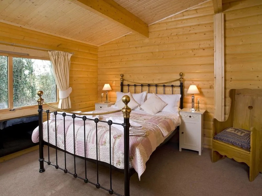Cherbridge Lodges - Riverside lodges, short lets