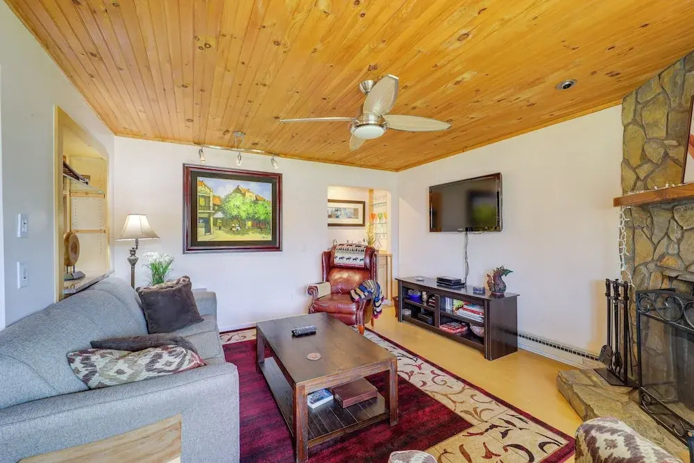 All-season Retreat w/ Deck in Beech Mountain!