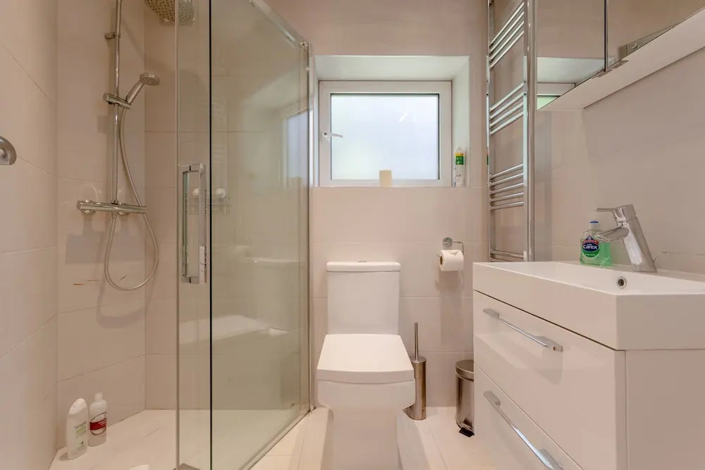 2 Bedroom Flat With Private Garden East London