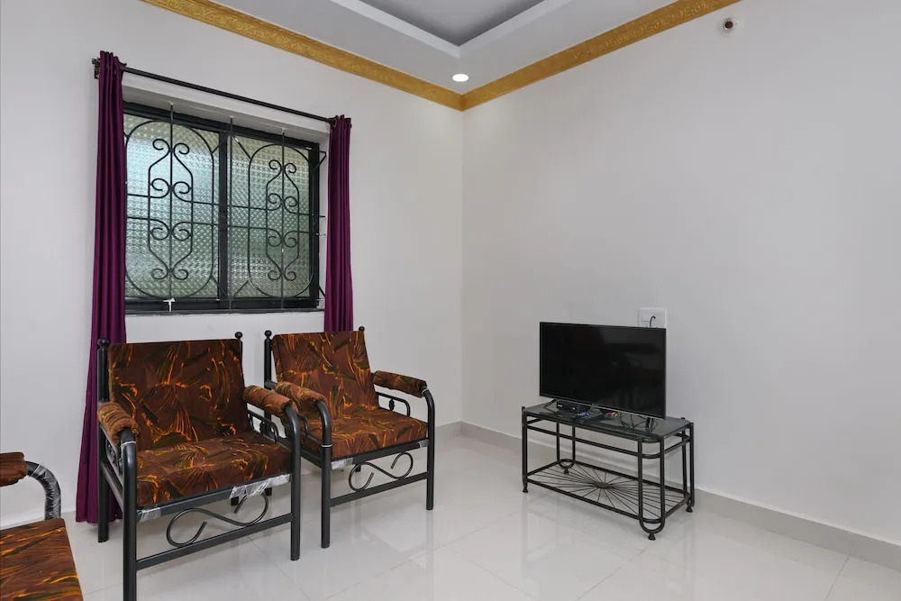 OYO 19828 Home Modern 2BHK Near Club Cubana