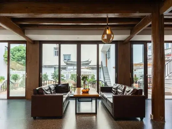 Lijiang Yage Bieyuan Homestay (Gucheng Bailong Cultural Square)