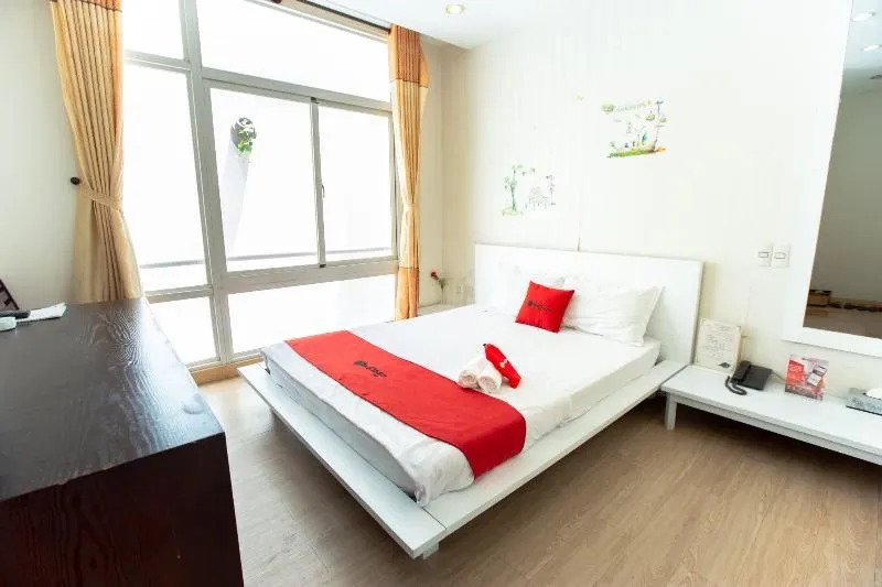 RedDoorz Plus @ Nguyen Thi Thap Street