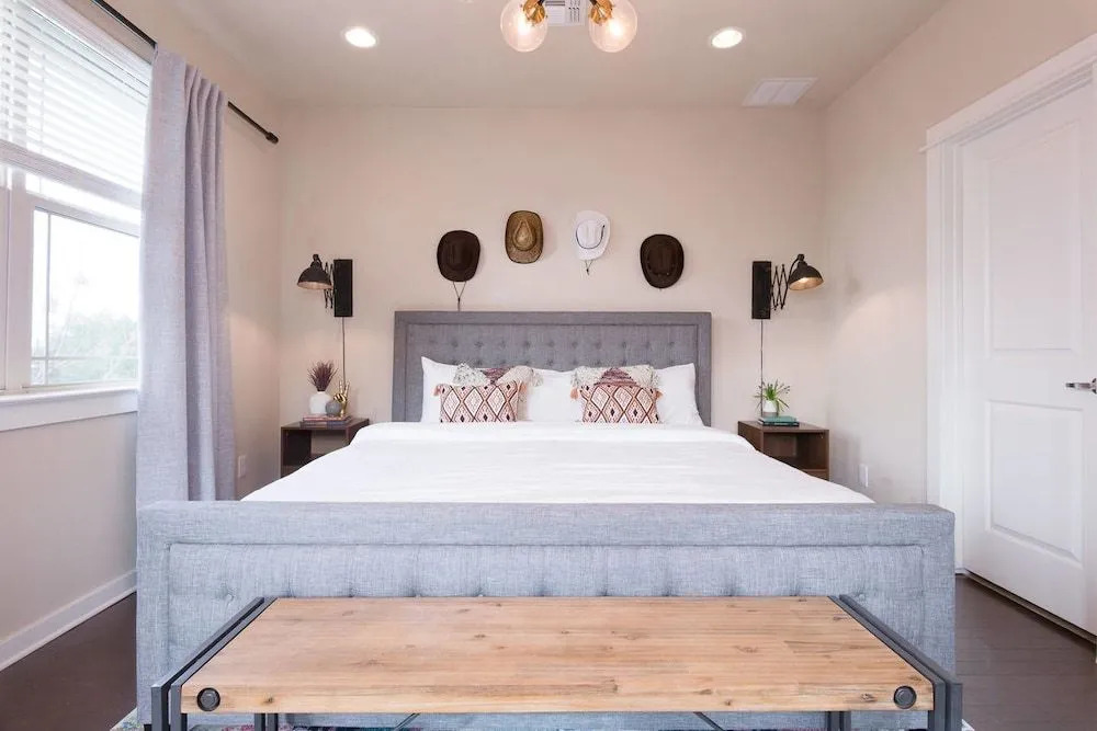 Spacious 3br/3ba Minutes From DT by Domio
