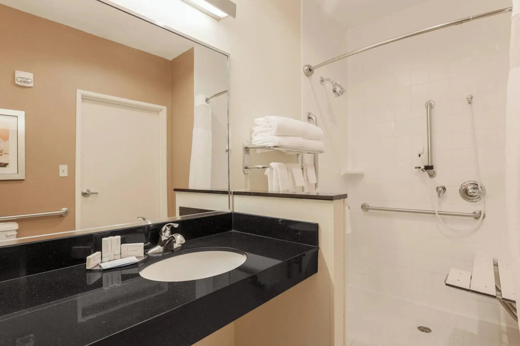 Fairfield Inn & Suites Victoria