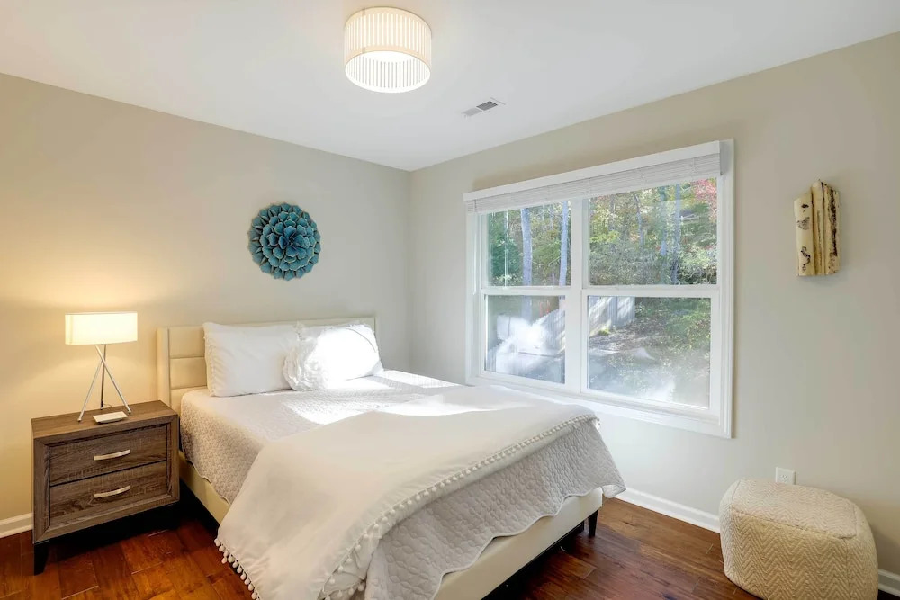 Luxe Mountain Home Near Ridgecrest & Asheville!