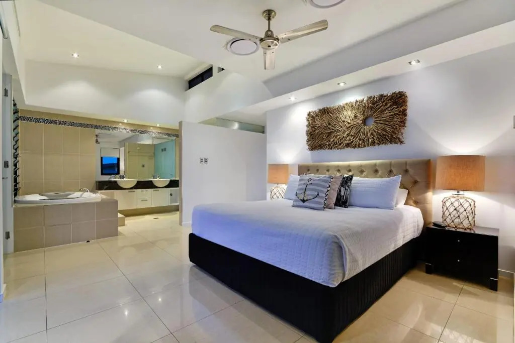 Edge 12 Hamilton Island - Oceanfront villa with buggy
