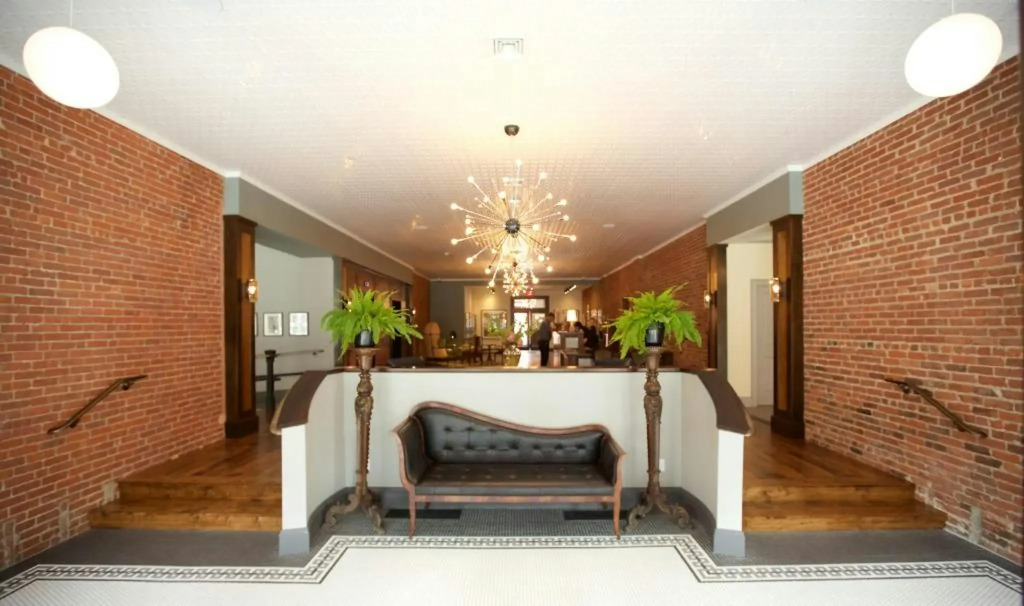 Hotel on North