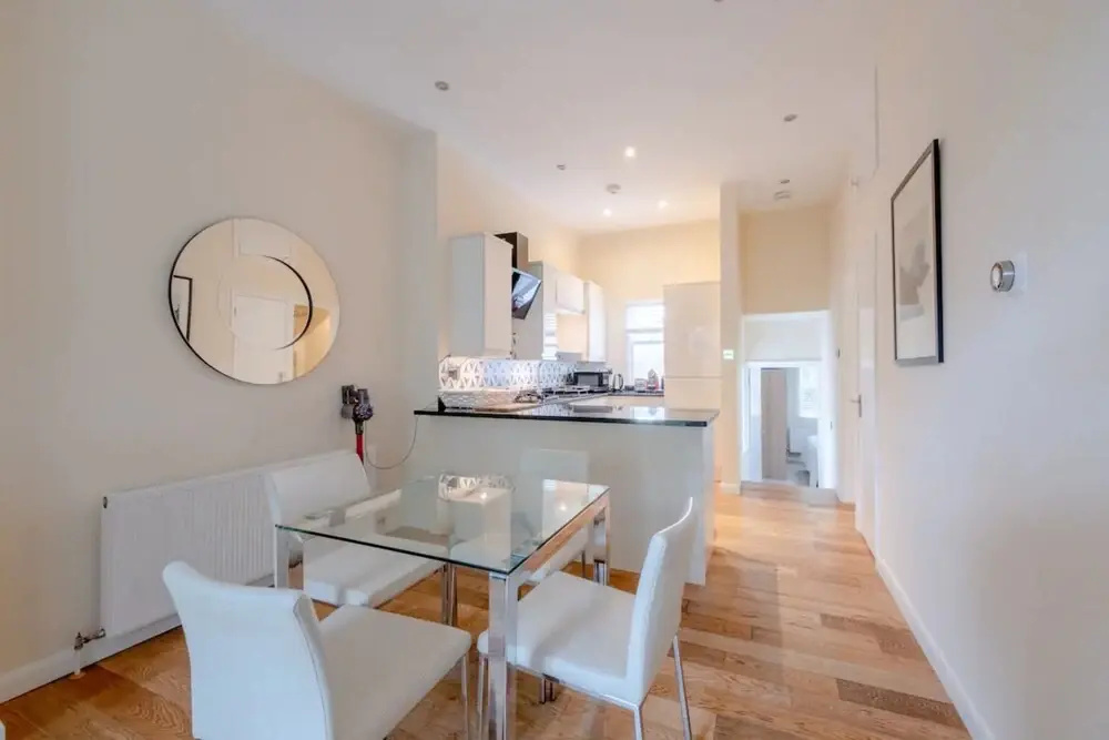 Lovely 2 Bedroom Apartment With Great Transport Links