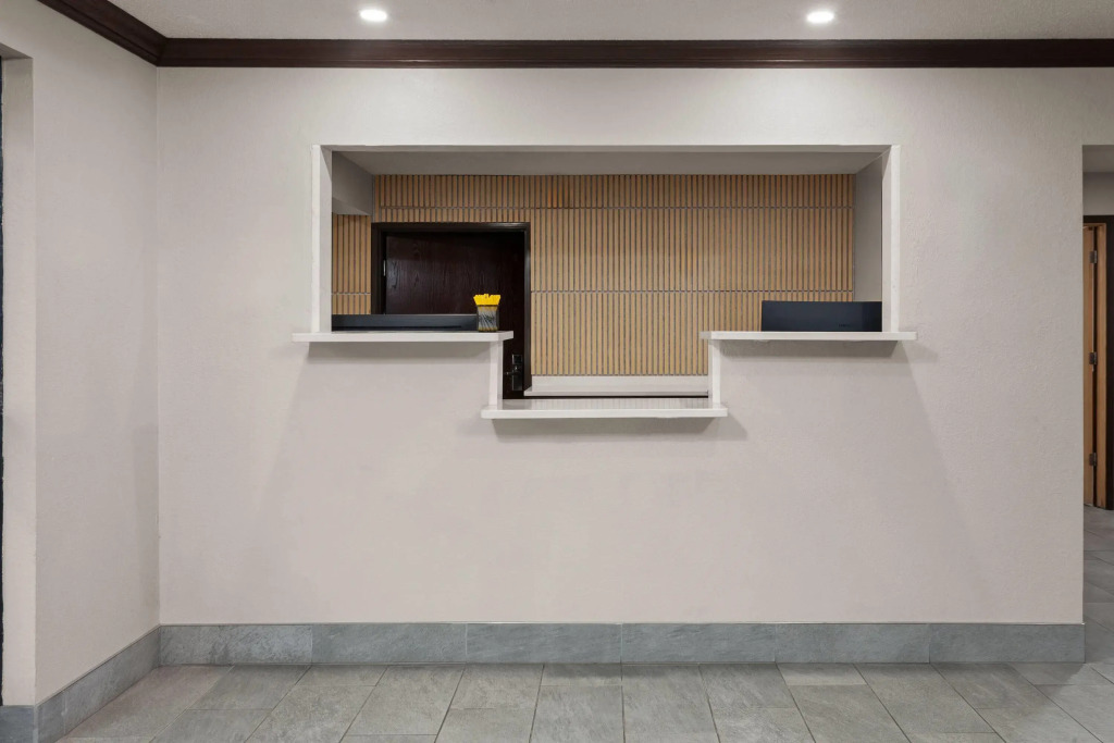 Days Inn & Suites by Wyndham Kaukauna WI