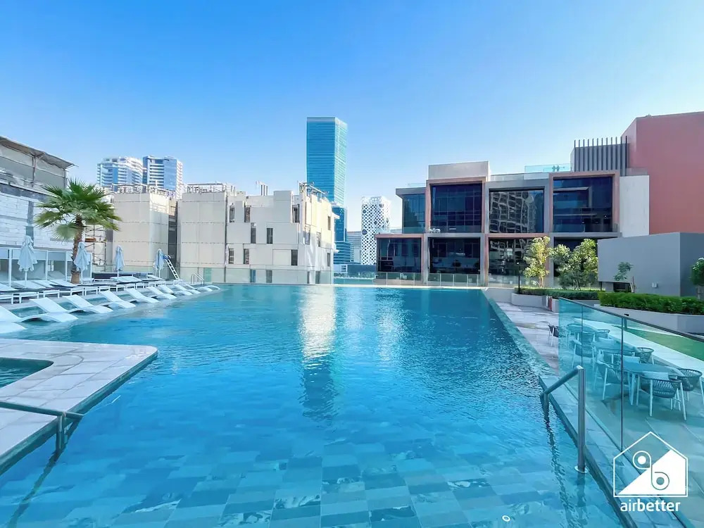 Luxurious 3BR Canal View Apartment Pool + Gym